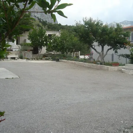 With A Parking Space Duce, - 22598 * Omis